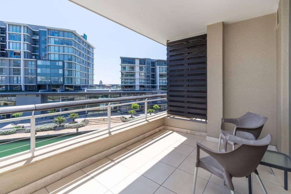 Stunning V&a Canal Views - No Loadshedding Apartment